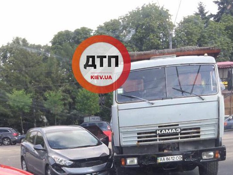 ДТП на столичных Нивках: Hyundai врезался в КамАЗ (ФОТО)