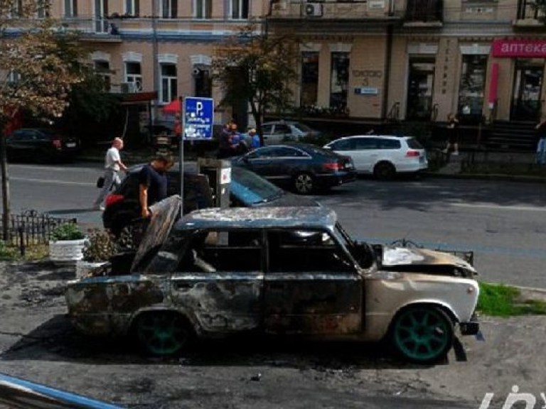 В центре Киева взорвался и сгорел автомобиль (ФОТО)