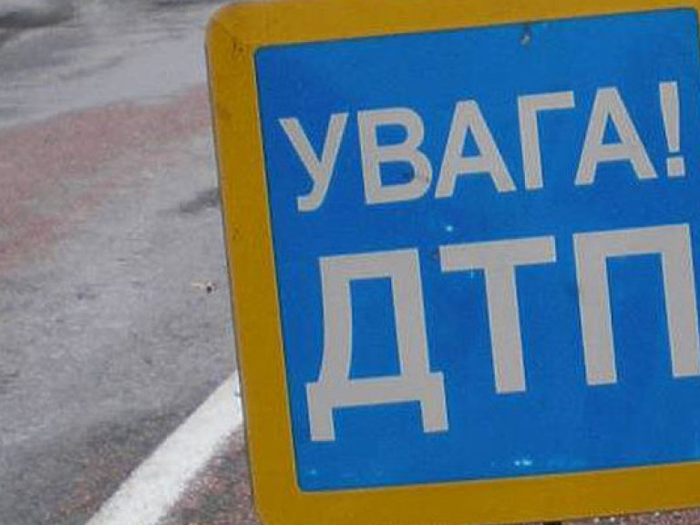 В Киеве на скользкой дороге столкнулись два грузовика, пострадали водители (ФОТО)