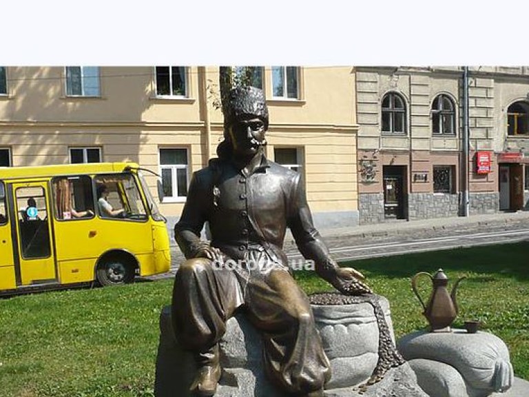 Во Львове вандалы облили краской памятник Юрию Кульчицкому (ФОТО)
