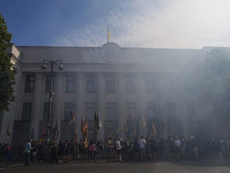 В Киеве возле Рады митингующие бросили дымовые шашки в сторону полиции (ФОТО)
