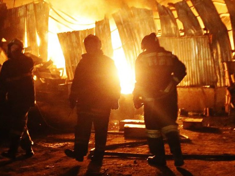 Под Киевом загорелся склад древесины: огонь уничтожил помещения и автомобиль Skoda (ФОТО)