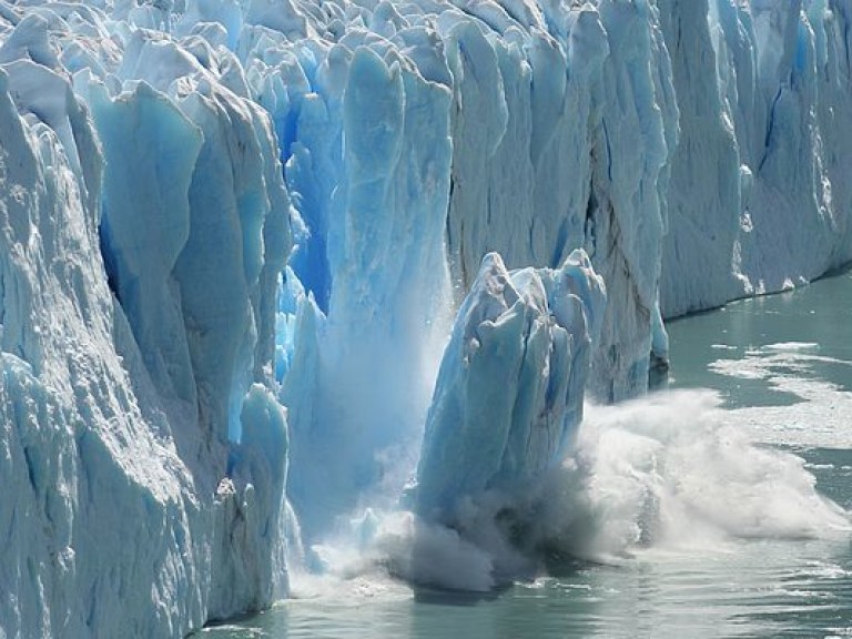 В Антарктиде от ледника откололся айсберг массой 1 триллион тонн