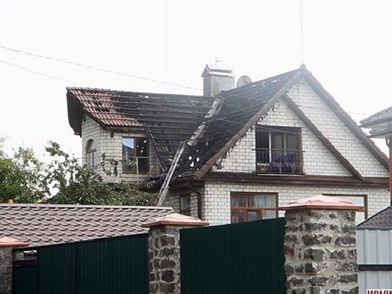 Молния ударила в жилой дом в Житомире (ФОТО)