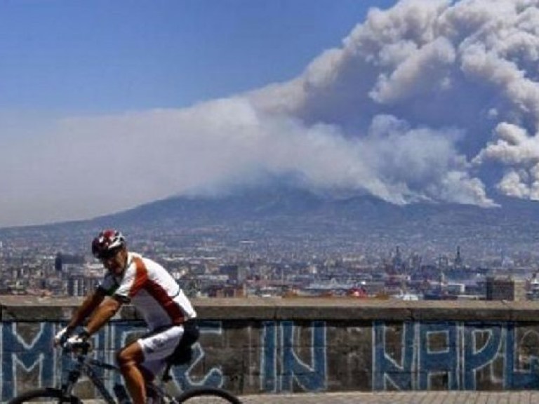 В Италии произошел пожар на склонах Везувия: горят леса и национальный парк (ФОТО)
