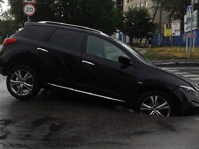В Киеве машина на новой дороге провалилась под асфальт (ФОТО)