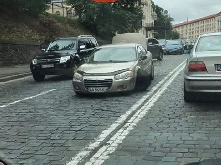 На столичном Владимирском спуске у Chrysler отвалилось колесо (ФОТО)