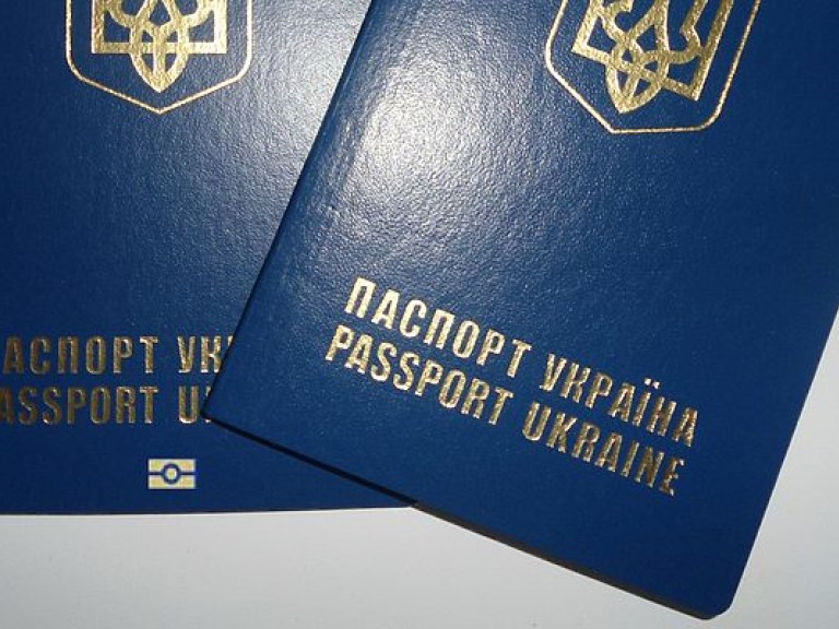 Почти 5 миллионов украинцев оформили биометрические загранпаспорта – Порошенко