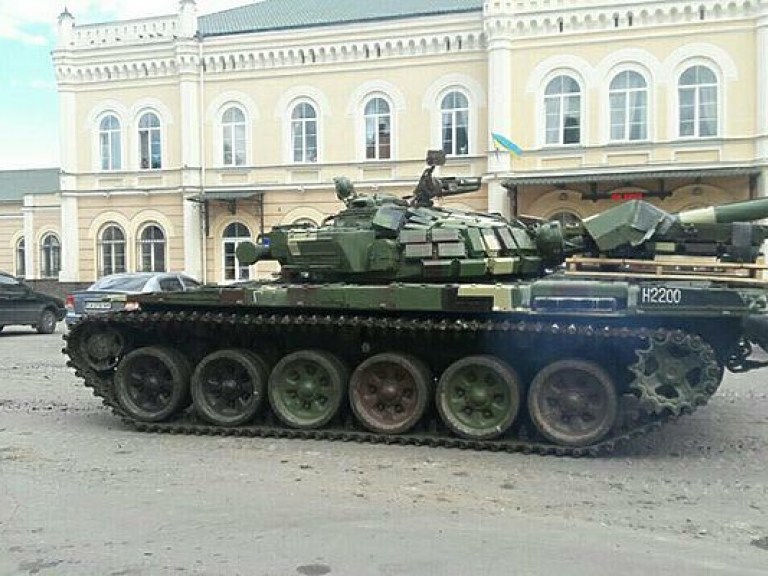 На Прикарпатье танк в центре города повредил дорожное покрытие (ФОТО)