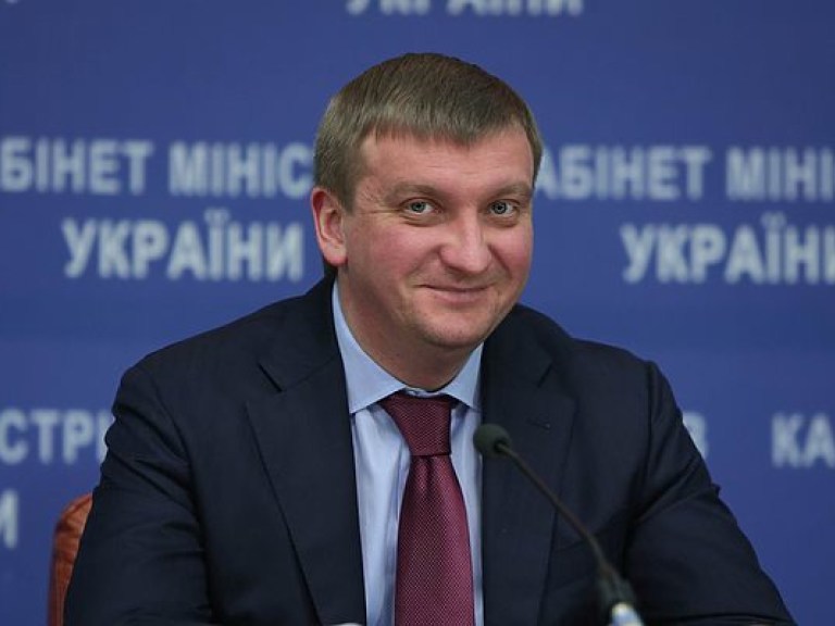 В НАПК нашли нарушения в е-декларации министра Петренко за 2015 год