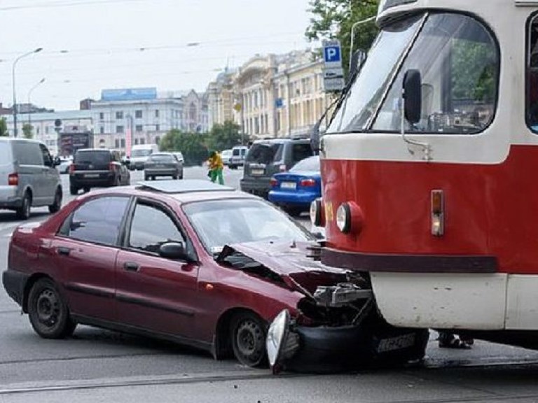 В Харькове  Lanos попал под трамвай (ФОТО)
