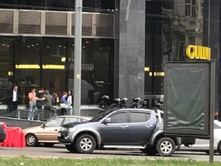 Спецназ прибыл в офис медиахолдинга «Вести» (ФОТО)