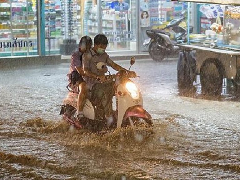 В Китае в результате проливных дождей погибли восемь человек (ФОТО)