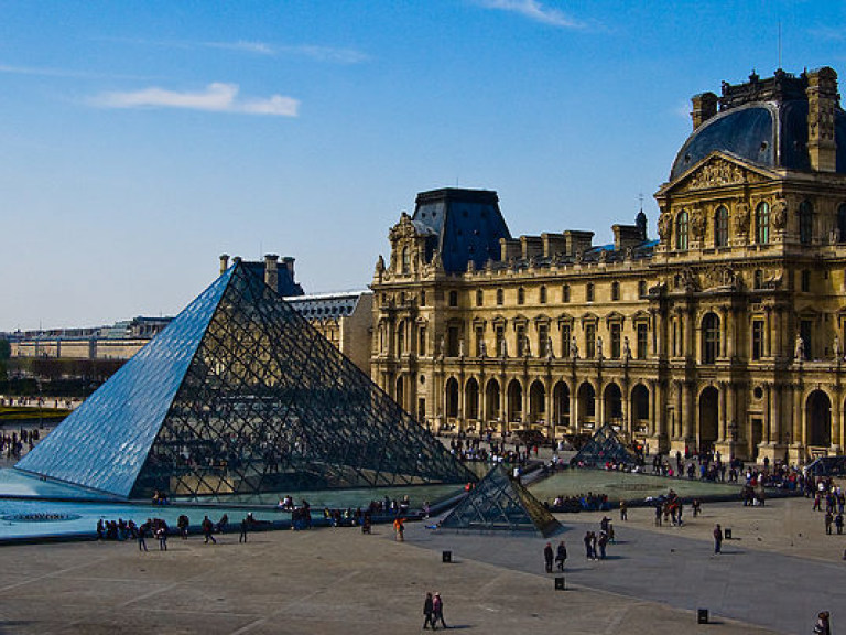 Три коллекционные картины в Лувре пострадали в результате ливневых дождей в Париже