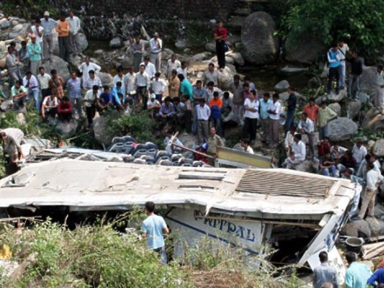 В Индии упал в ущелье автобус с паломниками, 16 человек погибли (ФОТО)