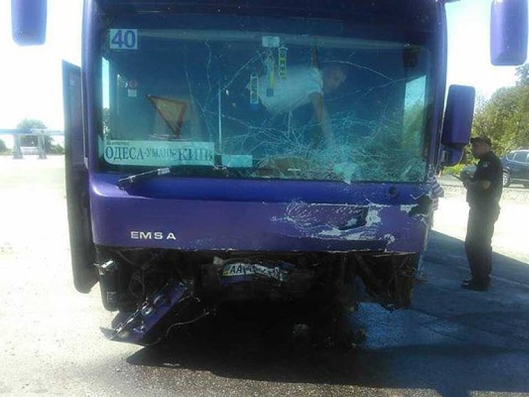 Под Киевом автомобиль врезался в автобус, есть погибший (ФОТО)