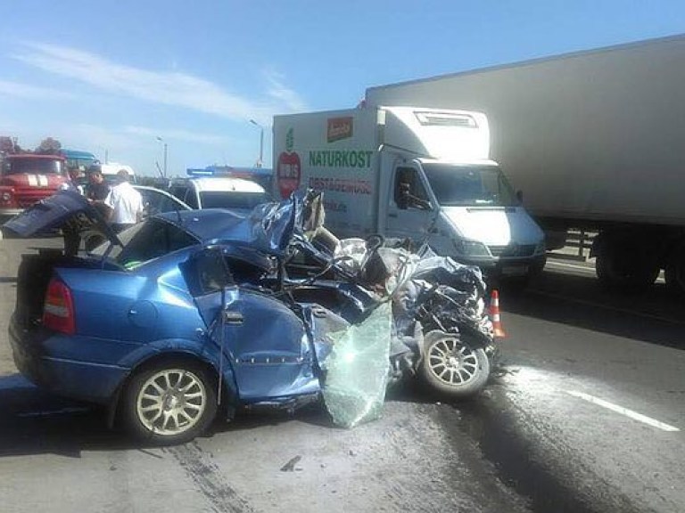 На трассе Киев-Одесса Opel при обгоне столкнулся с автобусом, погибла женщина (ФОТО)