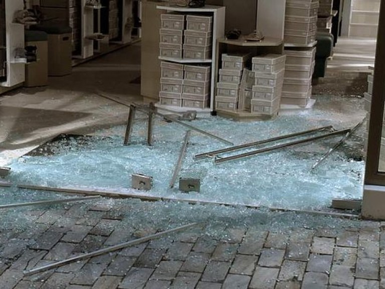 В Афинах анархисты разбили витрины более 40 магазинов (ФОТО)