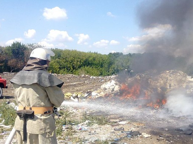 В Киевской области произошел пожар на свалке (ФОТО)