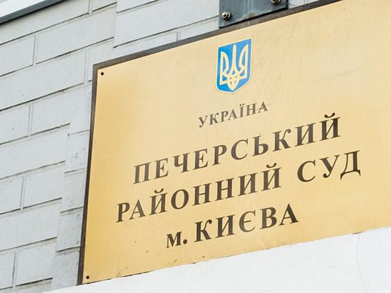 Под столичным Печерским судом подрались два депутата (ФОТО)
