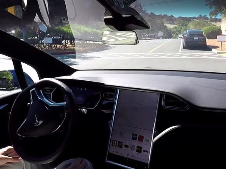 В США беспилотный автомобиль Tesla попал в ДТП, есть пострадавшие