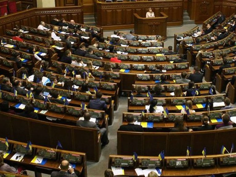 70% нардепов готовят законопроекты для комитетов Рады, в которых даже не числятся – эксперт