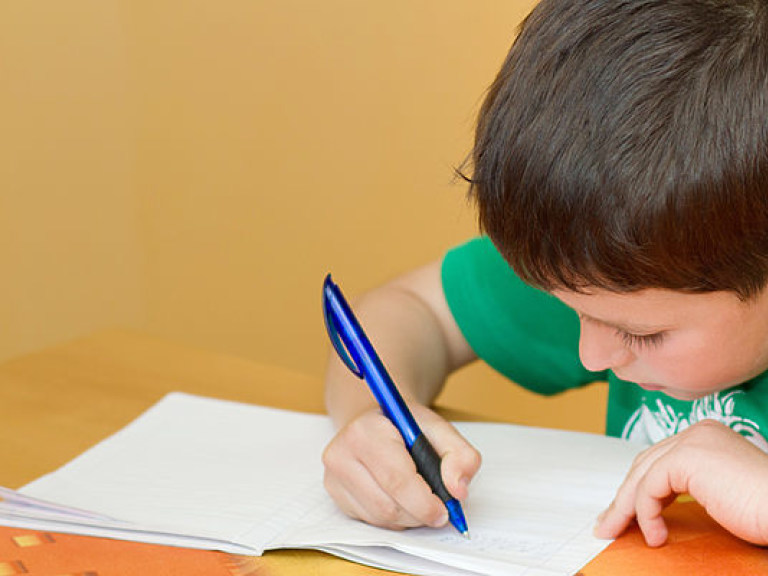 Психолог: Письмо от руки помогает детям улучшить навыки общения