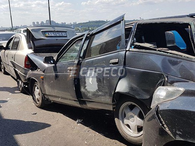 В Киеве на Южном мосту столкнулись 6 автомобилей, есть пострадавшие (ФОТО)