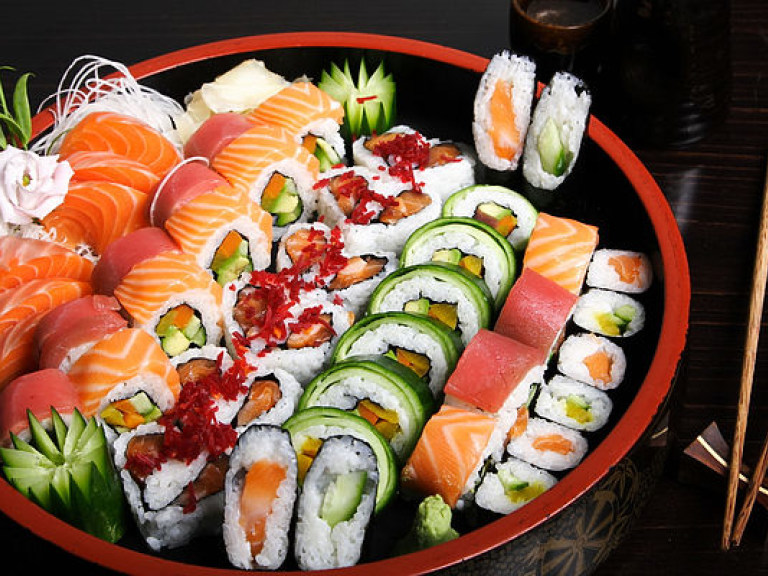 Посещаемость ресторанов суши после массового отравления упала более чем на треть – эксперт