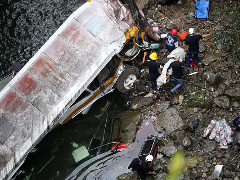 В Индии автобус рухнул в ущелье: 20 жертв