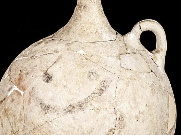 На юге Турции археологи обнаружили смайлик на 4000-летнем кувшине (ФОТО)
