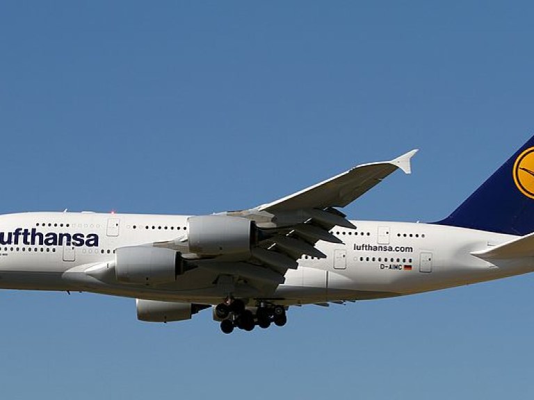 Самолет Lufthansa совершил вынужденную посадку на Кипре из-за сломанной кофемашины