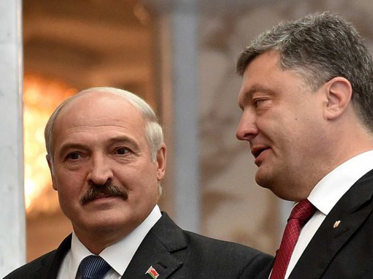 С брифинга Порошенко и Лукашенко вышвырнули скандальную активистку (ВИДЕО)