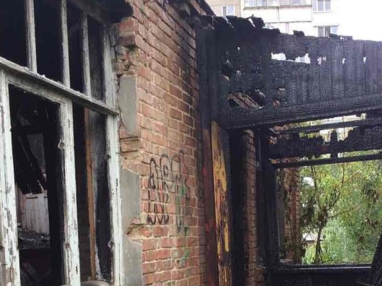 В Святошинском районе Киева сгорел заброшенный частный дом (ФОТО)