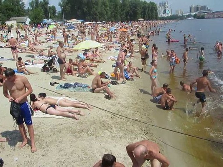 На всех киевских пляжах запретили купаться