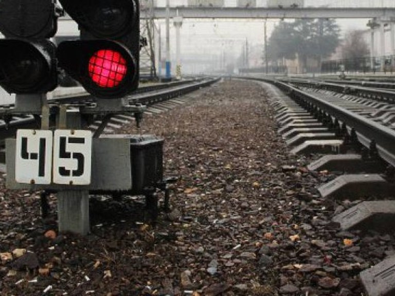 Под Киевом поезд сбил женщину в наушниках