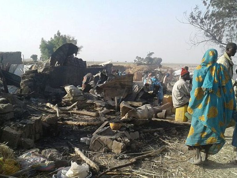 В Нигерии смертницы атаковали лагерь переселенцев, восемь человек погибли