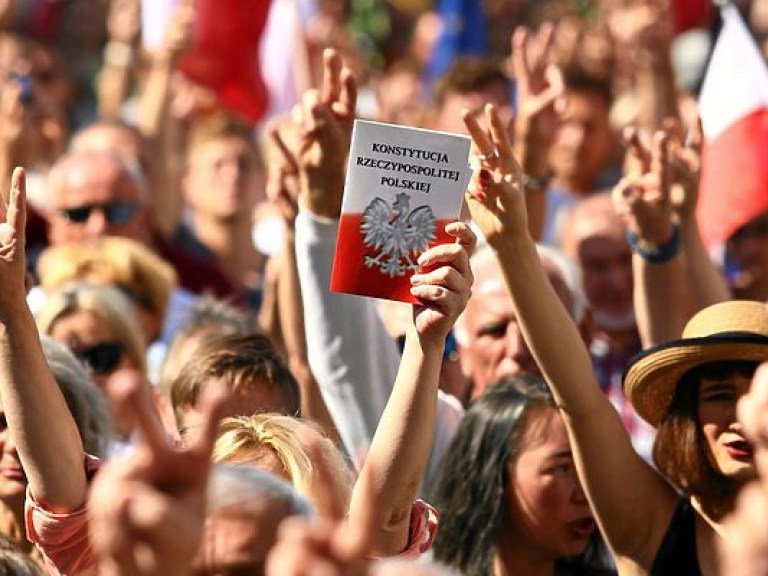 Дуда пообещал ветировать судебную реформу, которая вызвала протесты в Польше