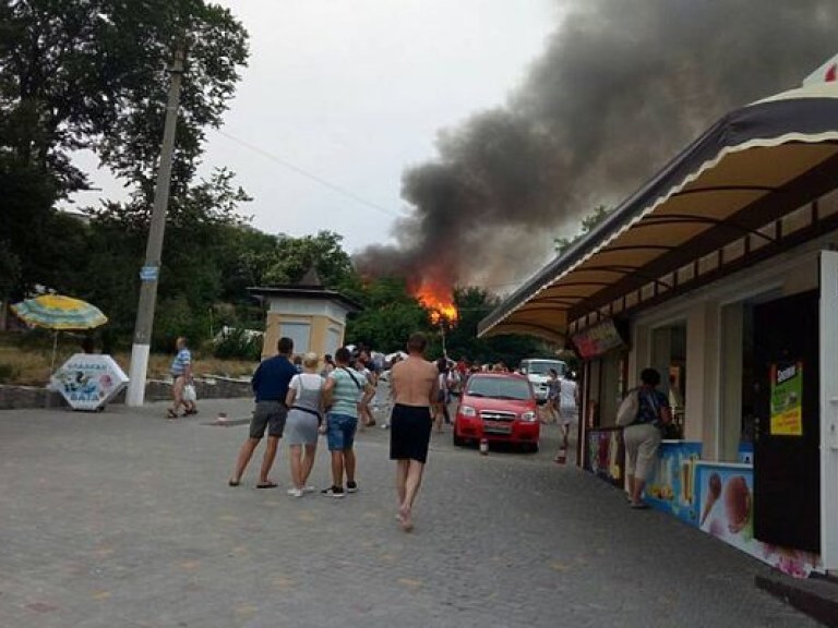 Возле популярного одесского пляжа сгорел ресторанный комплекс (ФОТО, ВИДЕО)