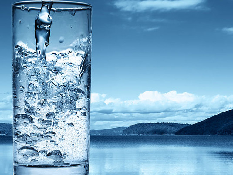 Врач: недостаток чистой воды в рационе способствует набору веса и замедлению метаболизма
