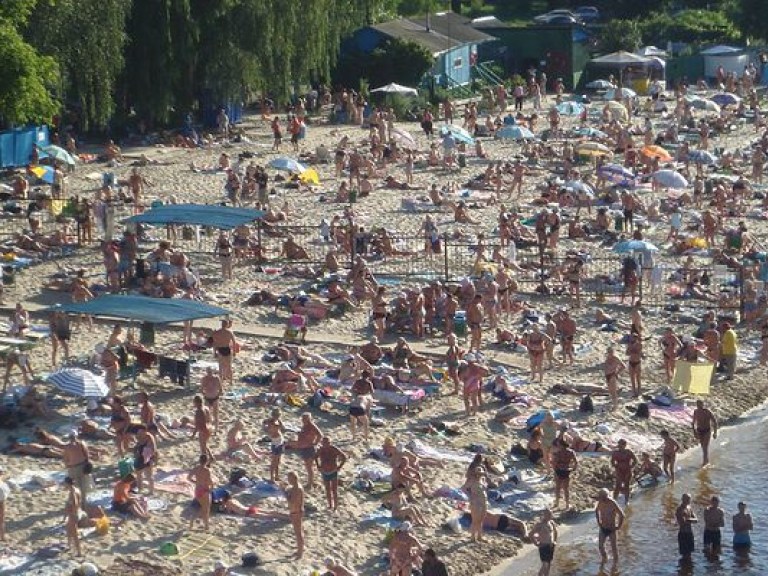 Киевлянам рекомендуют воздержаться от купания на столичных пляжах