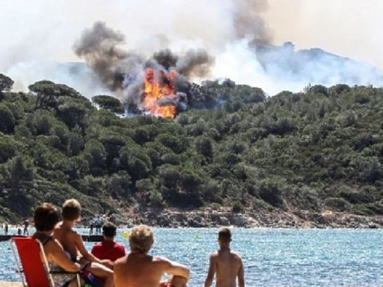 С юга Франции эвакуировали 10 тысяч человек из-за новых лесных пожаров (ФОТО)