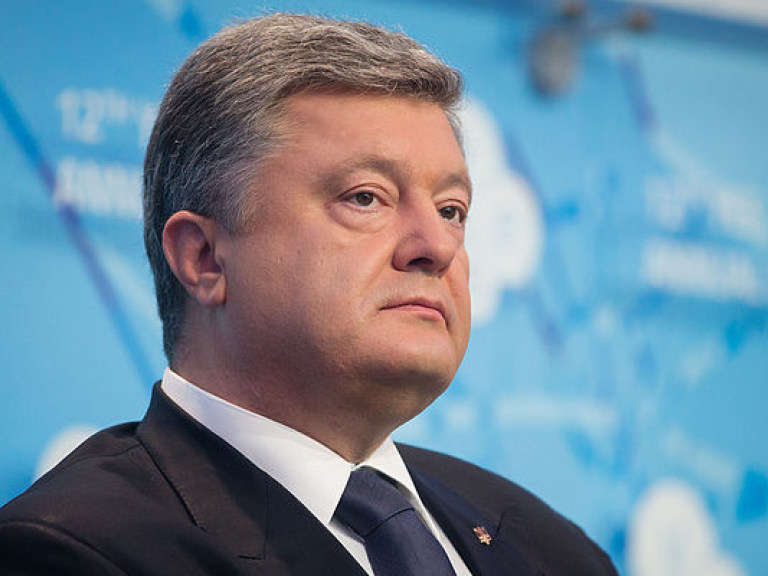Политолог рассказал, как Банковая борется с падением популярности Порошенко