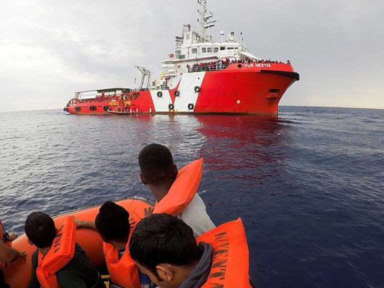 Италия может запретить лодкам с мигрантами заходить в свои порты