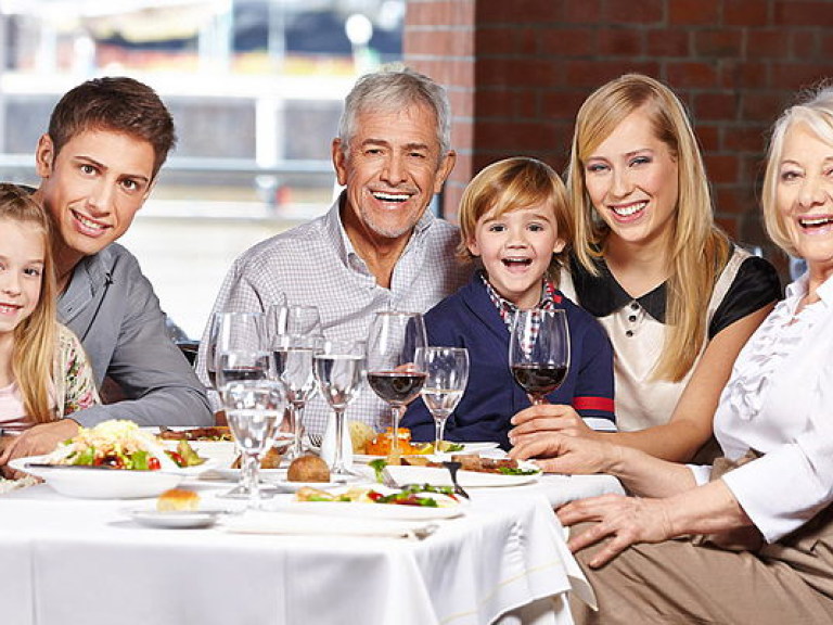 Психолог: Наладить атмосферу в доме помогут семейные ужины за большим столом