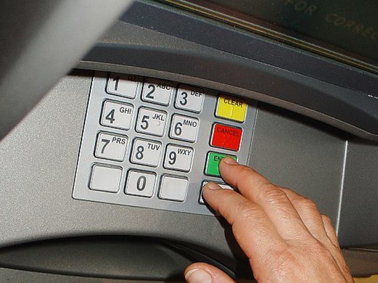 Эксперты рассказали, как взломать банкомат и как защитить его от взлома (ВИДЕО)