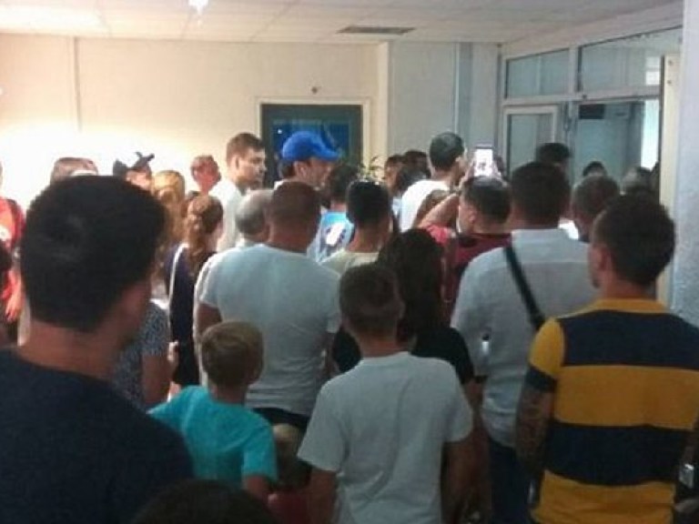 Более 200 украинцев второй день не могут вылететь из Греции в Киев (ФОТО)