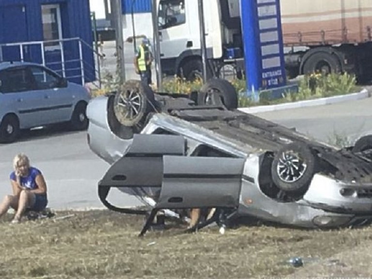 Возле Броваров автомобиль вылетел с дороги, водитель погиб (ФОТО)