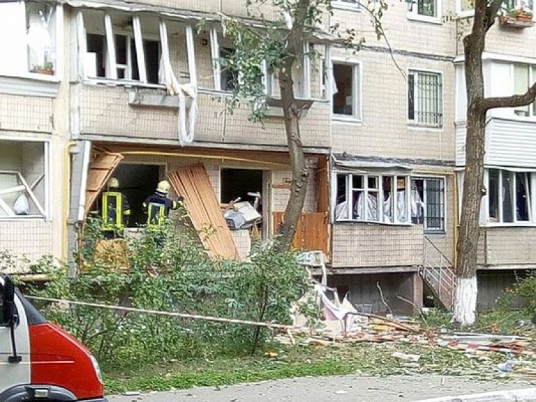 Столичные спасатели продолжают разбирать завалы после взрыва в многоэтажке на Голосеево