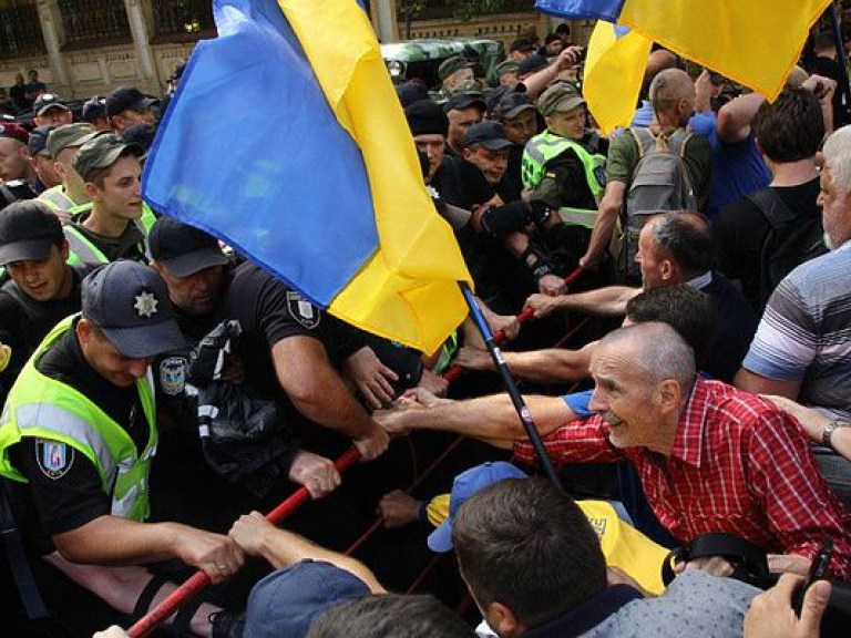 Под АПУ произошла потасовка сторонников Саакашвили с полицией (ФОТО)